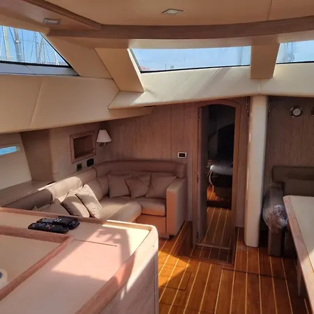 Annamimi Boat Botel *