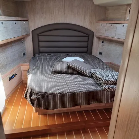 Annamimi Boat Botel *
